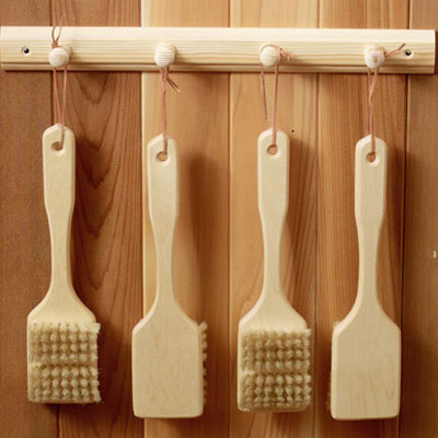 Set of 4 bath brushes with 4-peg wooden holder